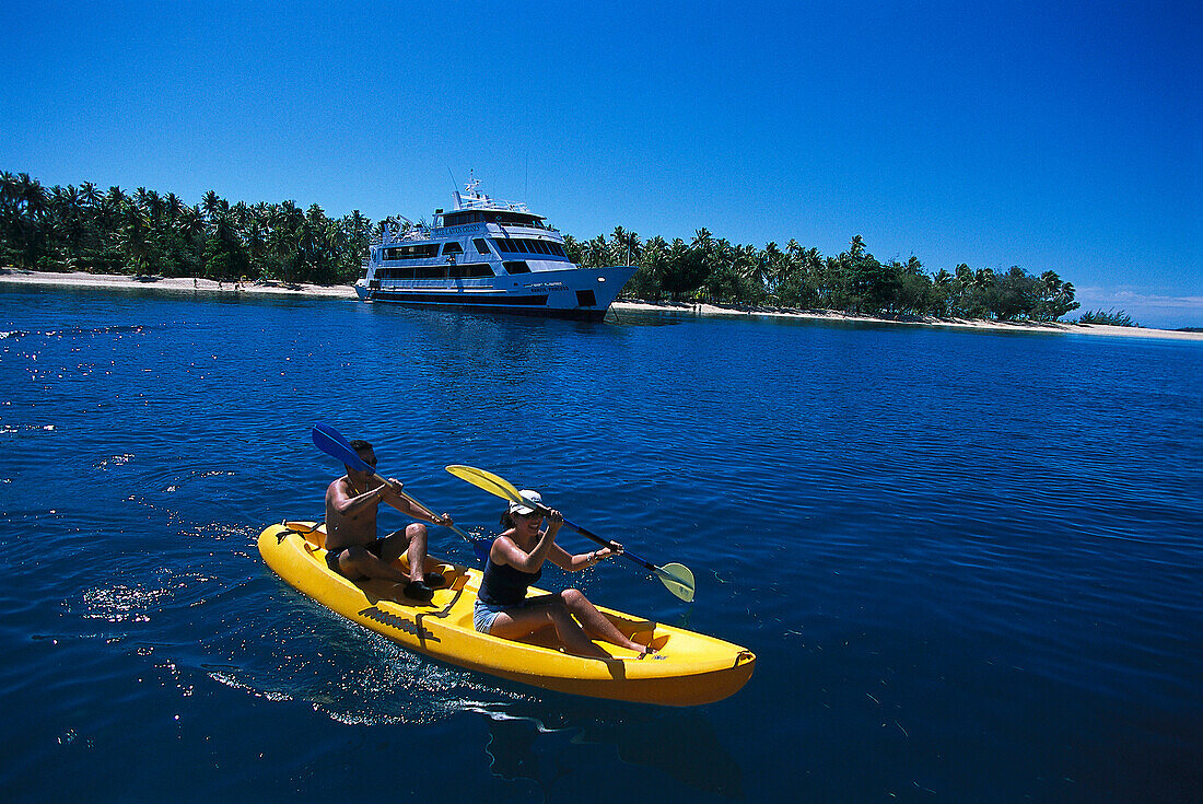 Kajak And Mv Nanuya Princess Blue Bild Kaufen Lookphotos