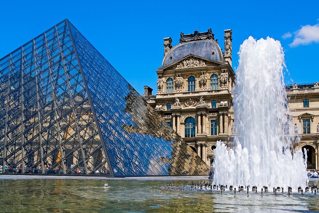 Pyramid Of Louvre Museum Paris France Bild Kaufen 70416025 Lookphotos