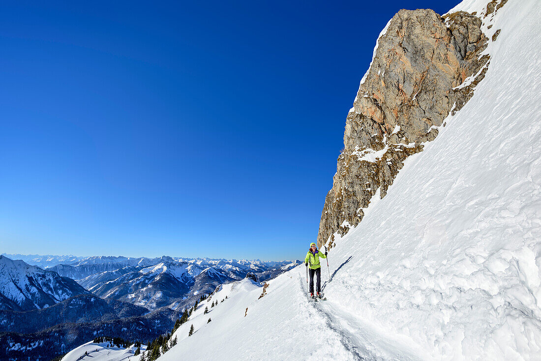 Frau Auf Skitour Steigt Unter Felswand Bild Kaufen