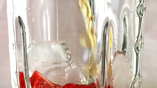 00993013         - Making a strawberry drink in a liquidiser