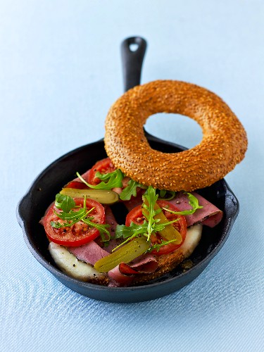00445271         - Toasting a bagel with pastrami in a pan