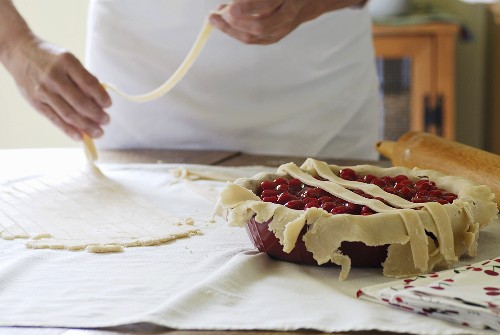00683851         - Cherry Pie zubereiten: Teiggitter auf Kirschkuchen auslegen