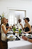 Leute trinken Champagner an festlicher Tafel