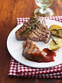 Grillsteak mit Kartoffeln, Barbecuesauce und Rosmarin