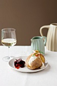 Ofenkartoffel mit Sauerrahmdip, Lachs und Roter Bete