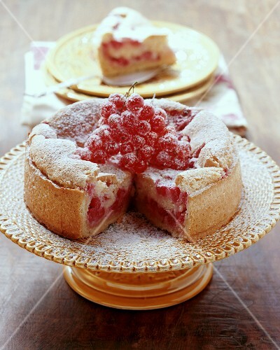 Trübelichueche (Johannisbeerkuchen mit Mandelbaiser, Schweiz) – Bild ...