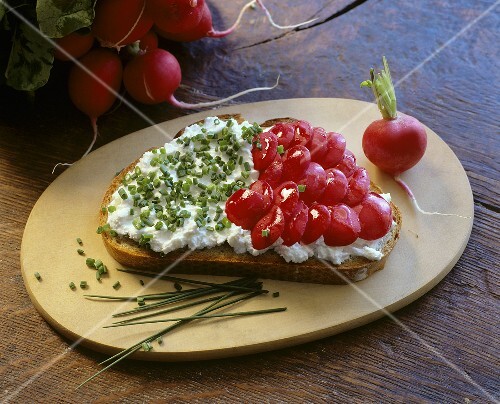 Belegtes Brot mit Frischkäse, Schnittlauch und Radieschen – Bild kaufen ...