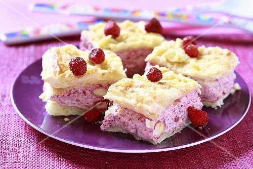 Flockentorte Mit Walderdbeeren — Rezepte Suchen