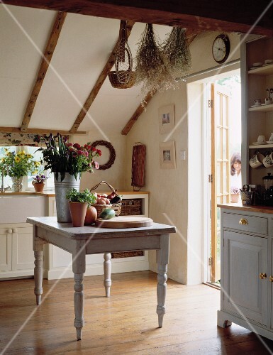 Alter, grau lackierter holztisch mit früchten und blumen in ... Landhausküche grau