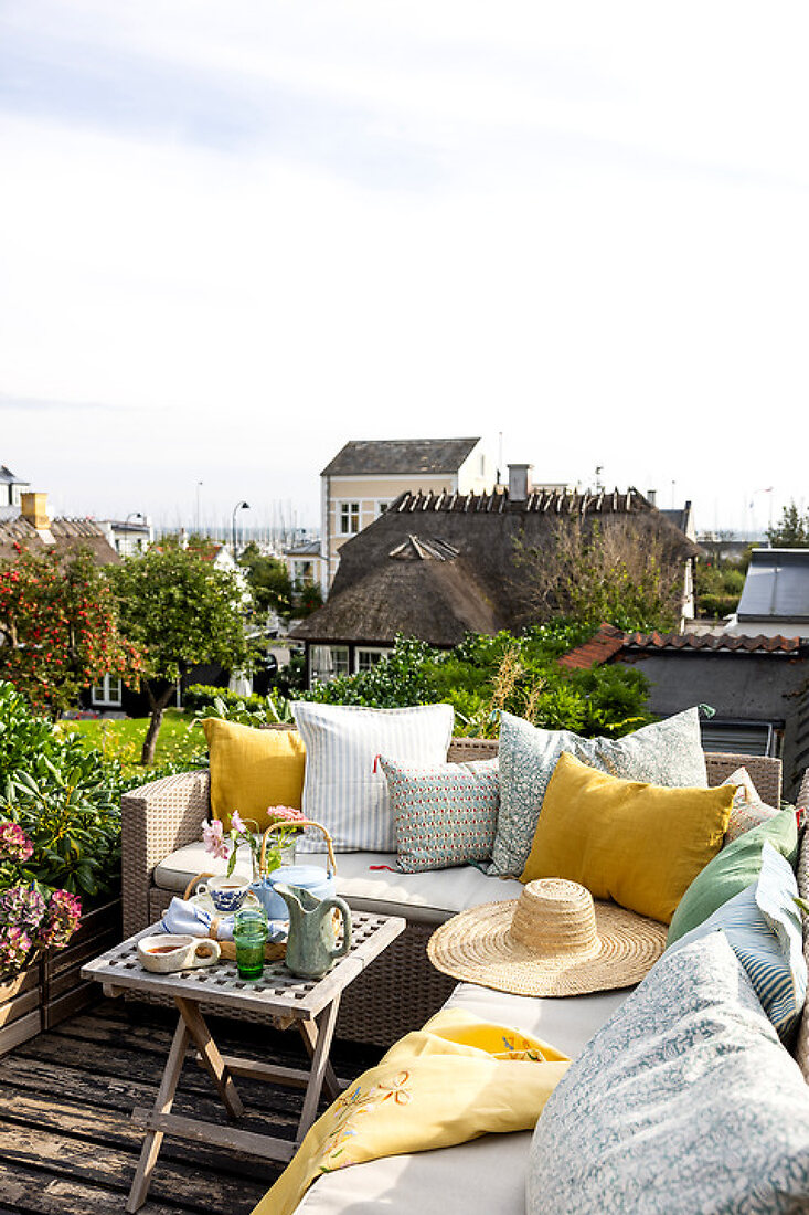 Rooftop Hideaway – License Features – 14119336 House of Pictures