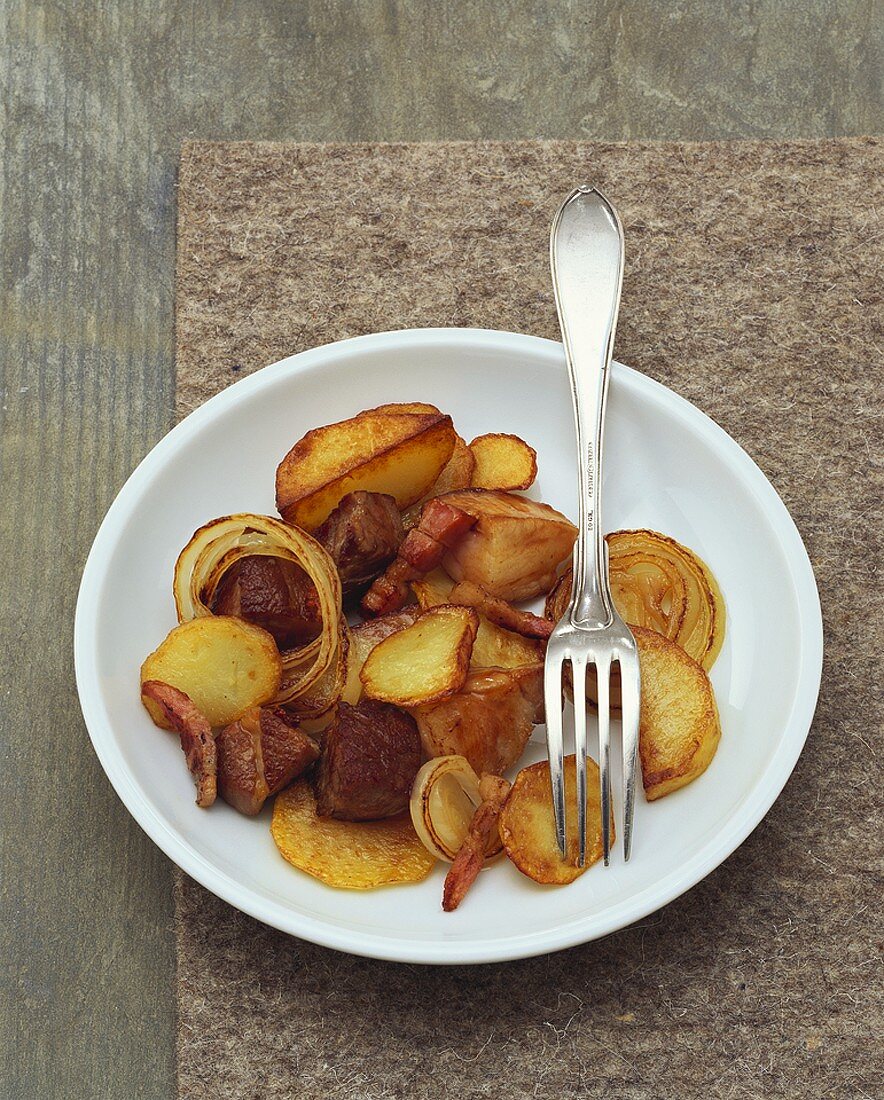 Kartoffelgröstel mit Rindfleisch & geräuchertem Speck
