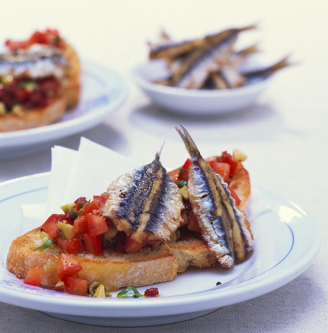 Sardellen-Tomaten-Crostini