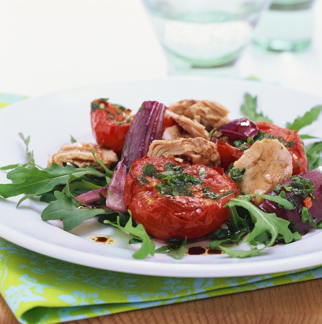 Tuna salad with baked tomatoes and rocket