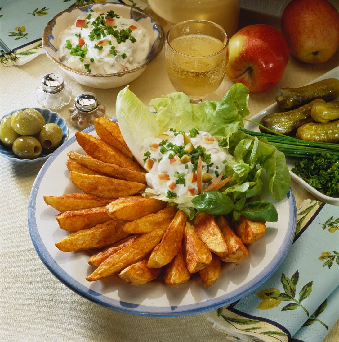 Western potatoes (Spicy potato wedges with dip)