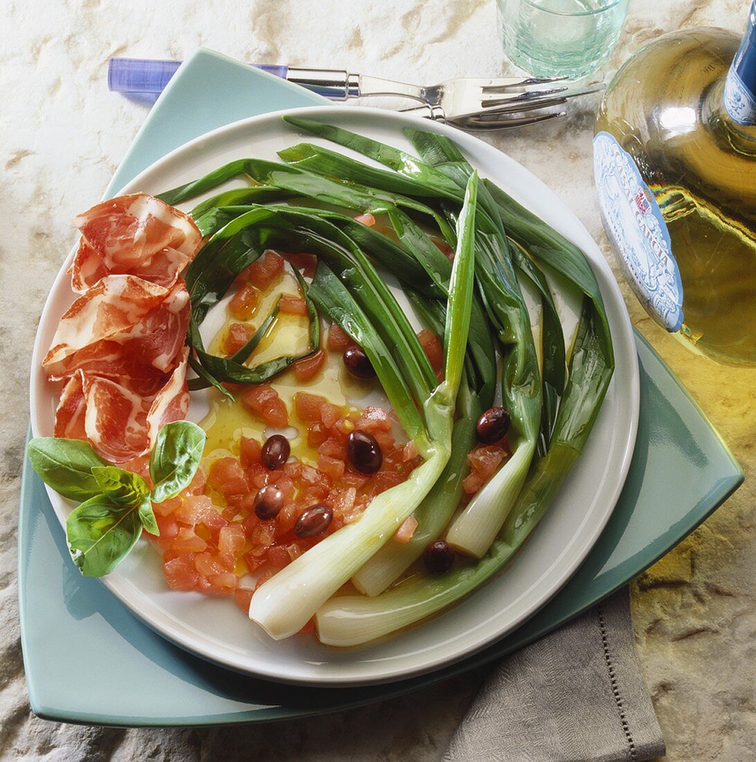 Marinierte Lauchzwiebeln mit Tomatensalat und Schinken