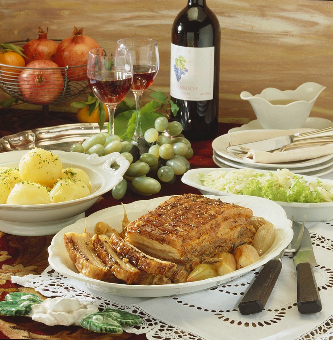 Schweinekrustenbraten mit Kümmel, Kartoffelknödel, Krautsalat