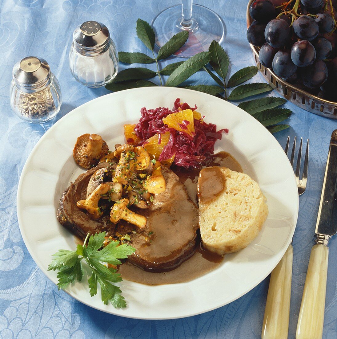 Damhirschkeule mit Rotweinsauce, Pilzen & Serviettenknödel