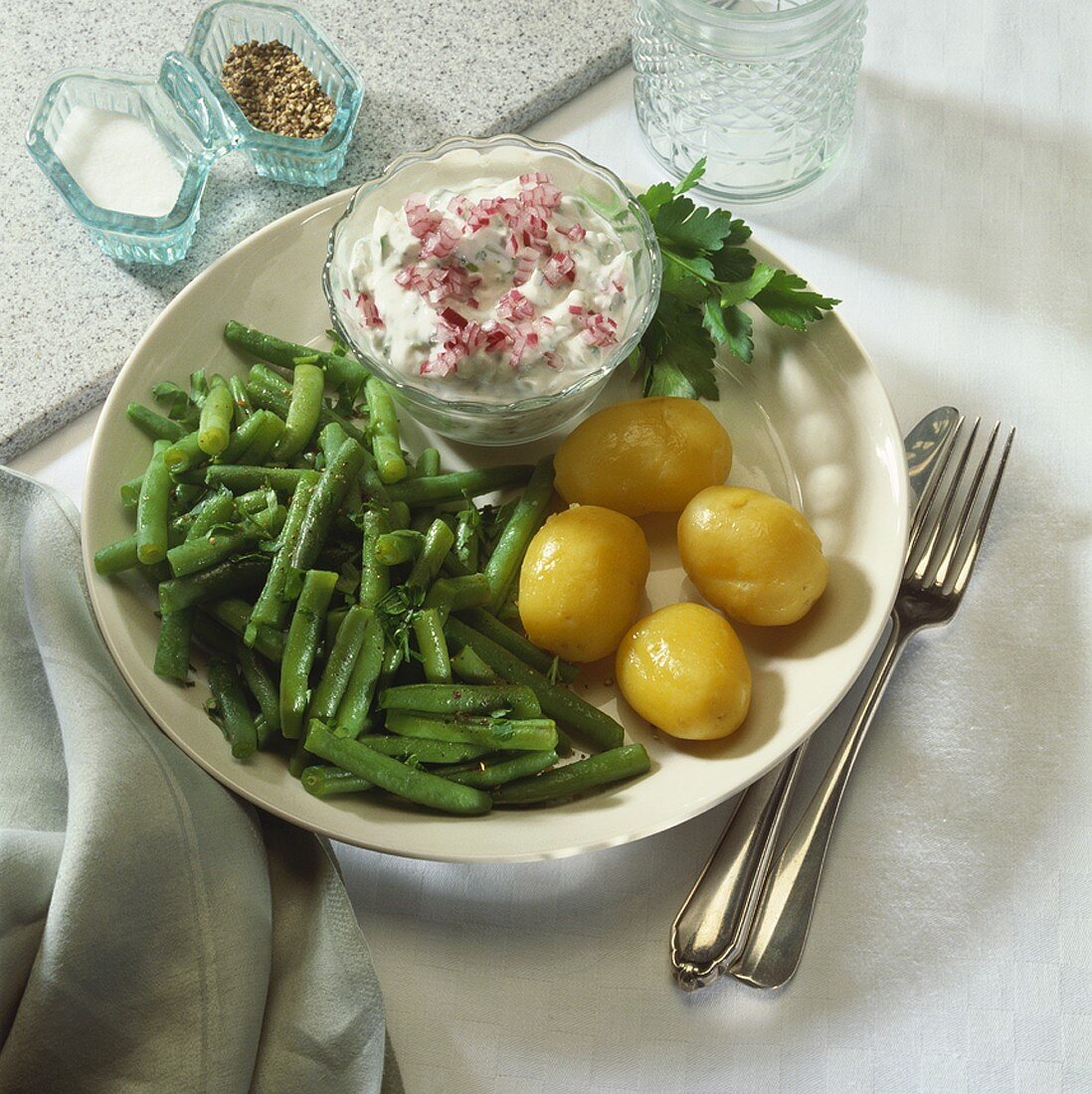 Boiled potatoes with spring quark and green beans