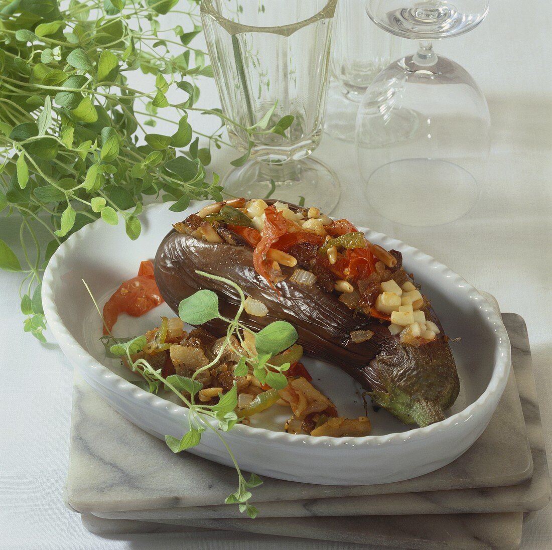 Aubergine mit fruchtiger Paprikafüllung