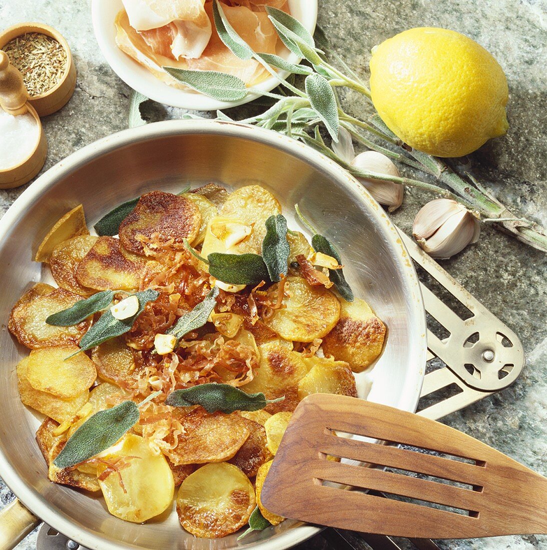 Bratkartoffeln mit Schinken und Salbei