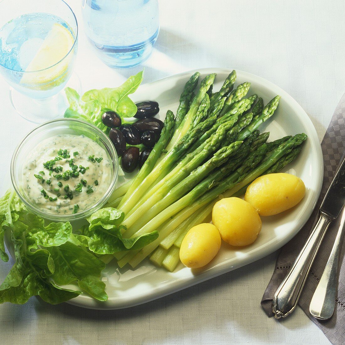 Grüner Spargel mit Kartoffeln, Oliven und Knoblauchcreme