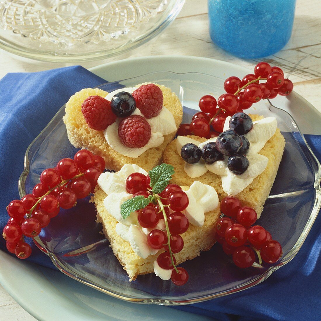 Süsse Kuchenherzen mit Sahne und Beeren