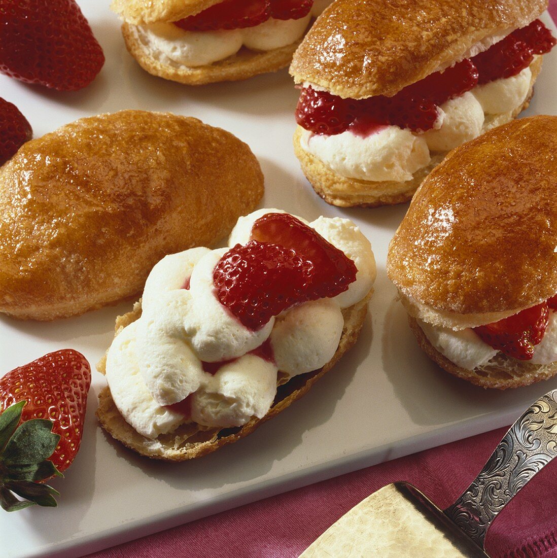 Filled 'Shoe soles' (Puff pastry slices with strawberries & cream)