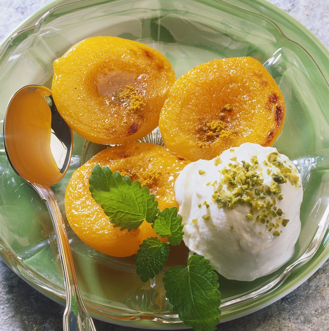 Peaches with curry powder and vanilla ice cream