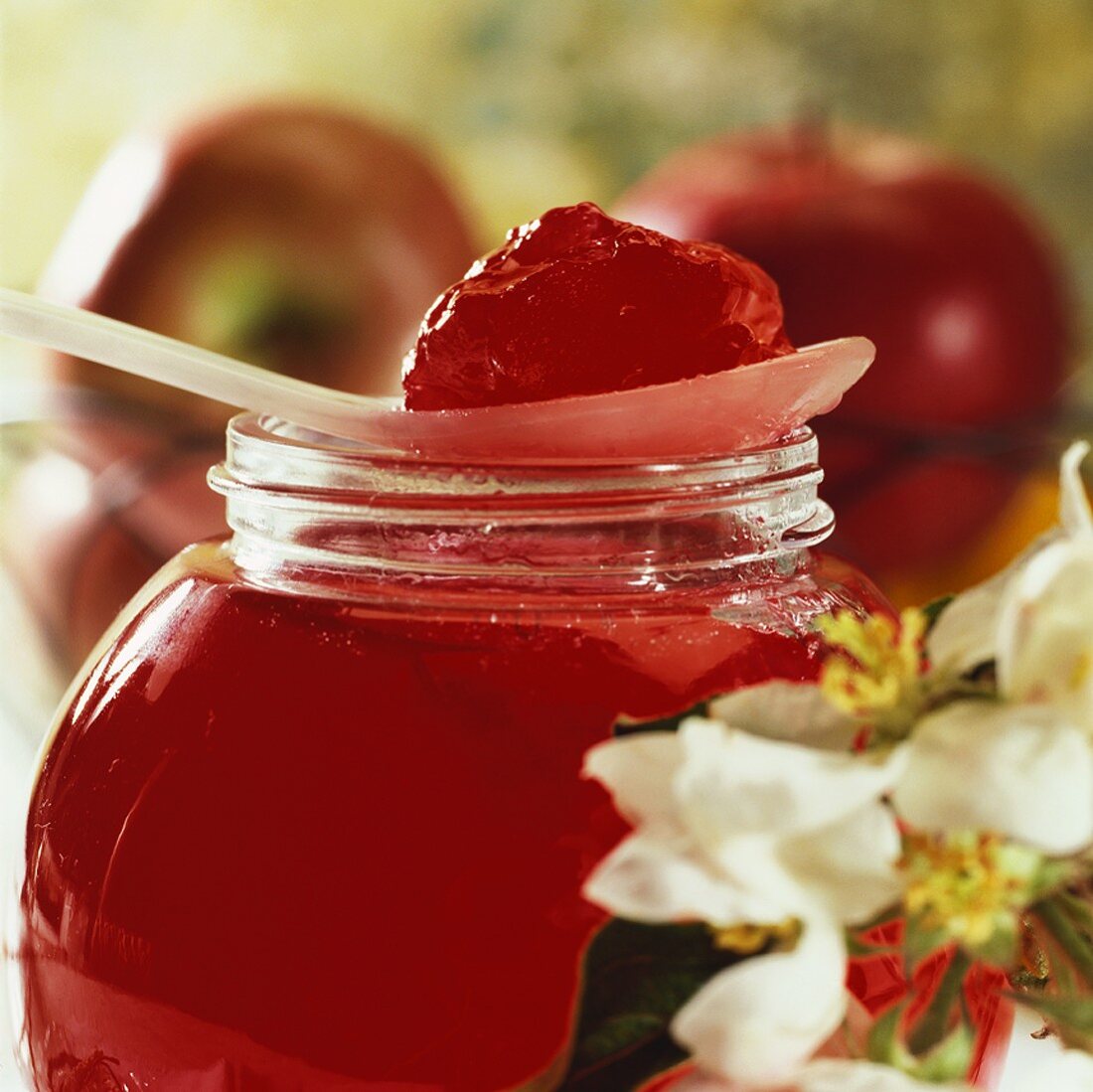 Apple and redcurrant jelly (close-up)