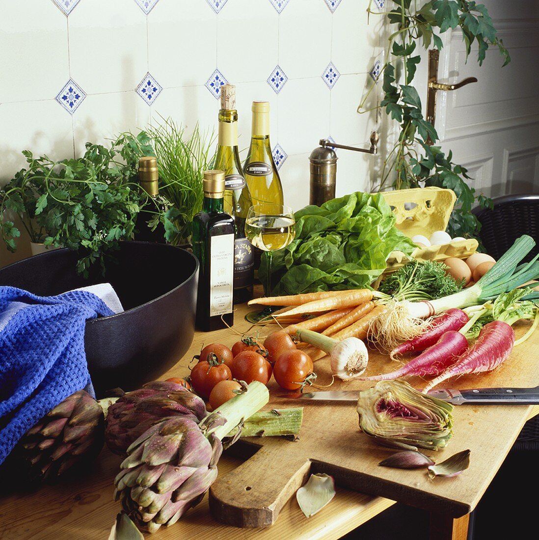 Gemüse, Kräuter und andere Lebensmittel in einer Küche