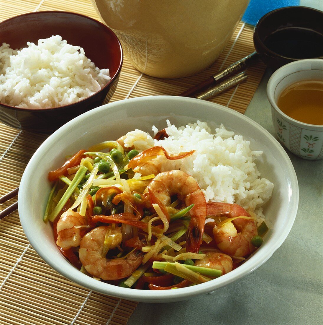 Asiatische Garnelen-Gemüse-Pfanne mit Reis