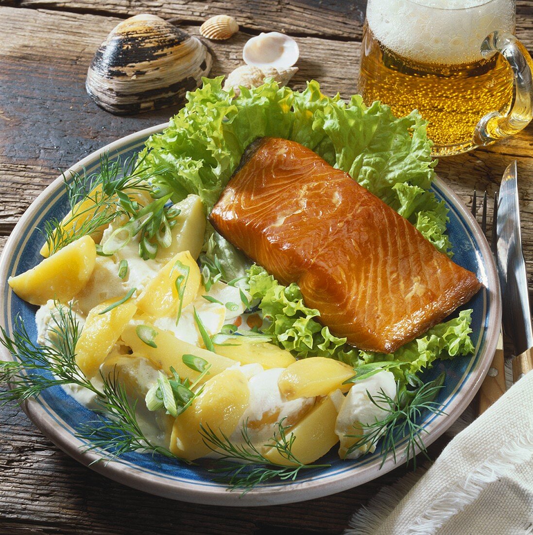 Smoked salmon with potatoes in sour cream