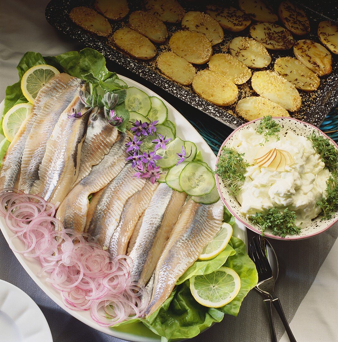 Matjes herring fillets with cream & apple dip & roasted potatoes