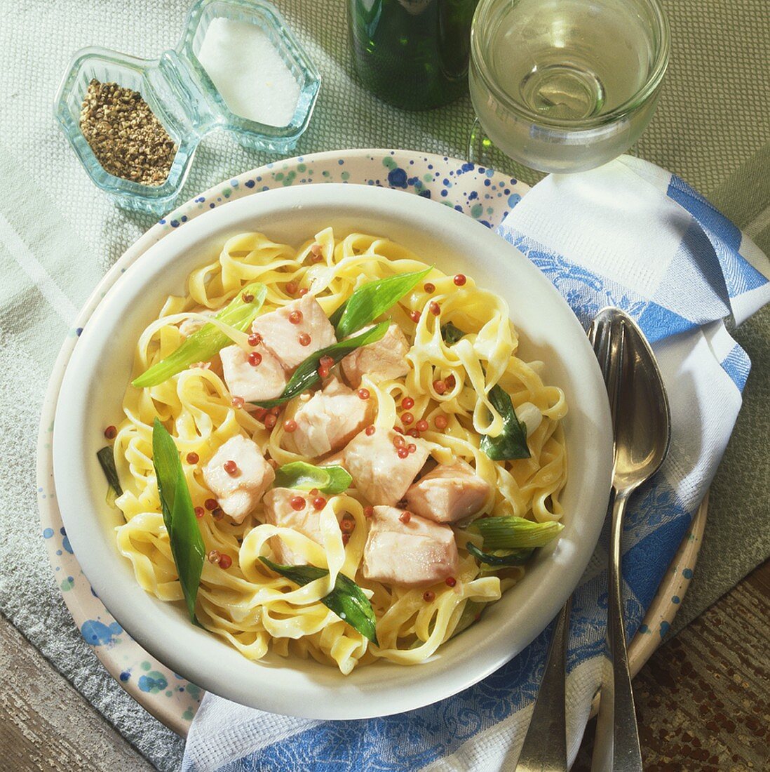 Tagliatelle mit Lachs, Sahne und rotem Pfeffer