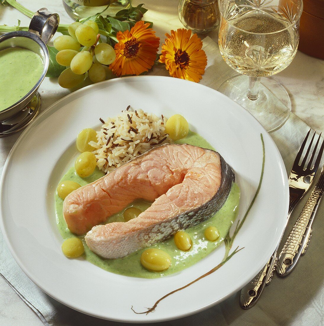 Salmon cutlet with grapes, rice and sorrel sauce
