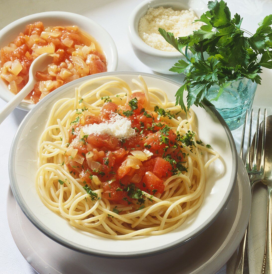 Spaghetti with tomato sauce and parsley