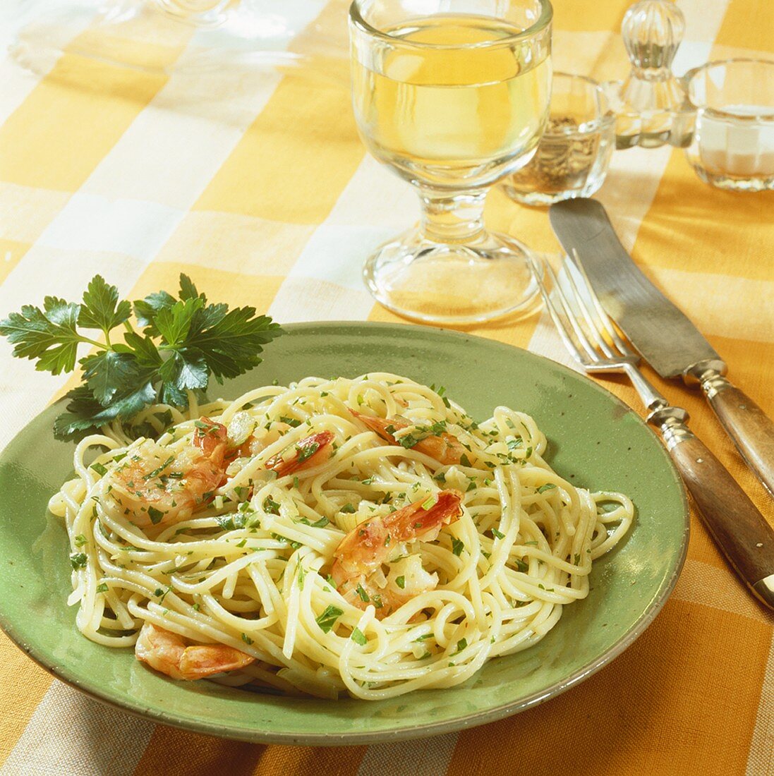 Spaghetti mit Garnelen und Petersilie