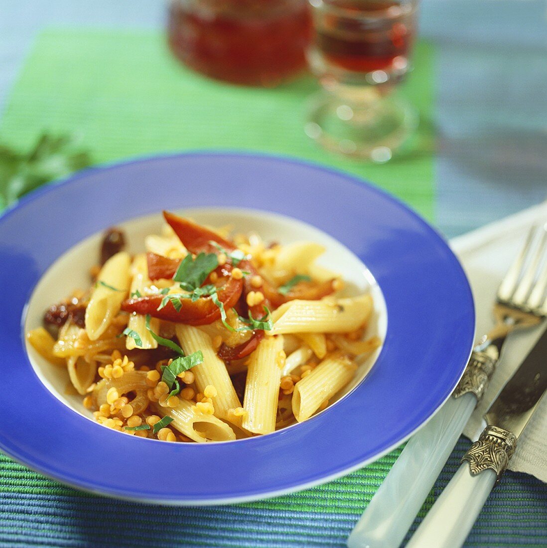 Penne mit roten Linsen und Peperoncini