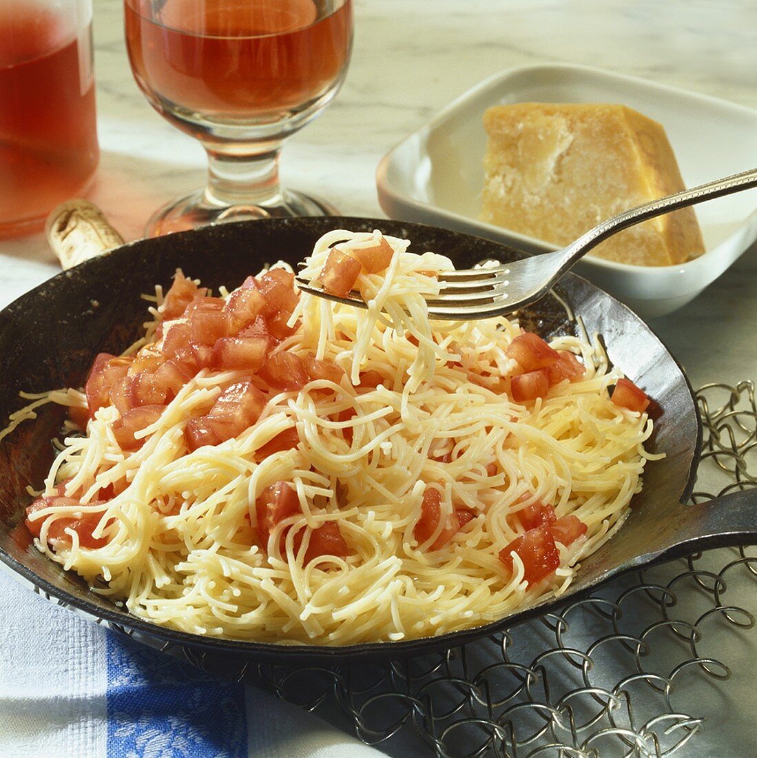 Pasta with fresh tomatoes (quick recipe)