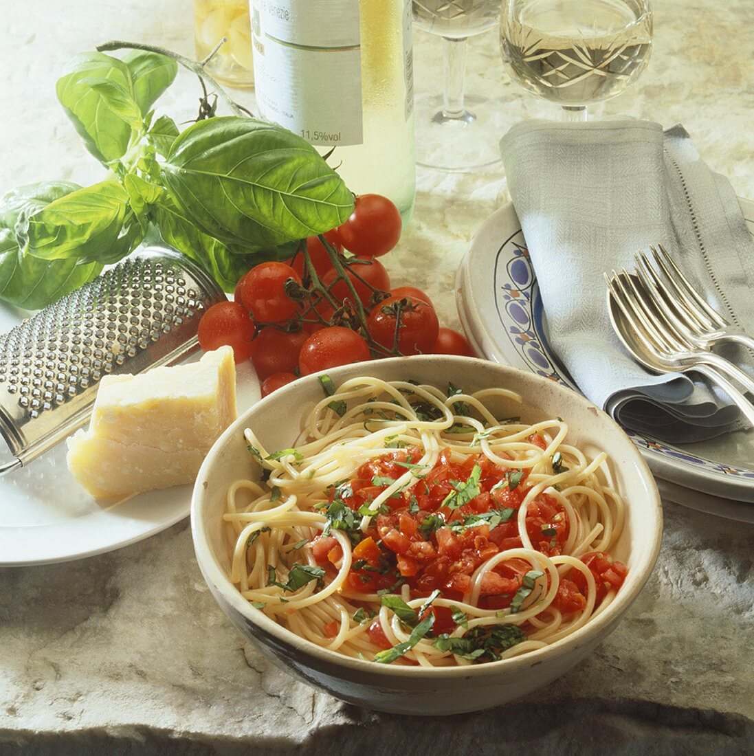 Spaghetti mit roher Tomatensauce und Basilikum