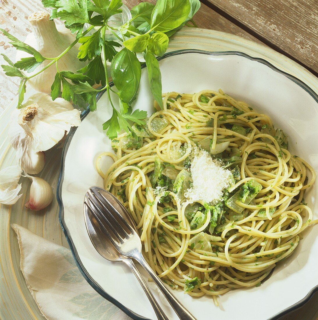 Spaghetti with garlic, onions and parsley