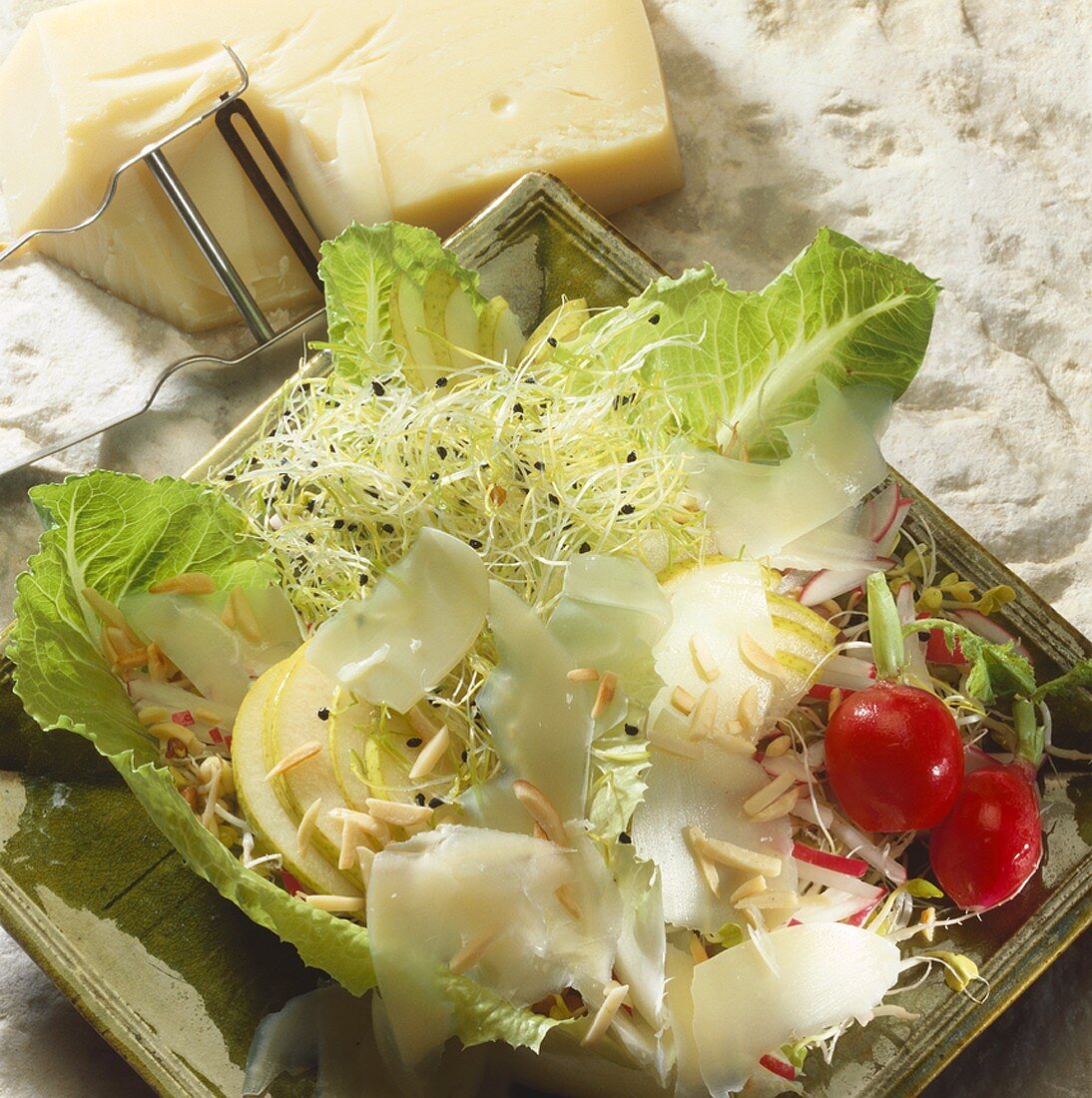 Mixed salad with pears, cheese and sprouts