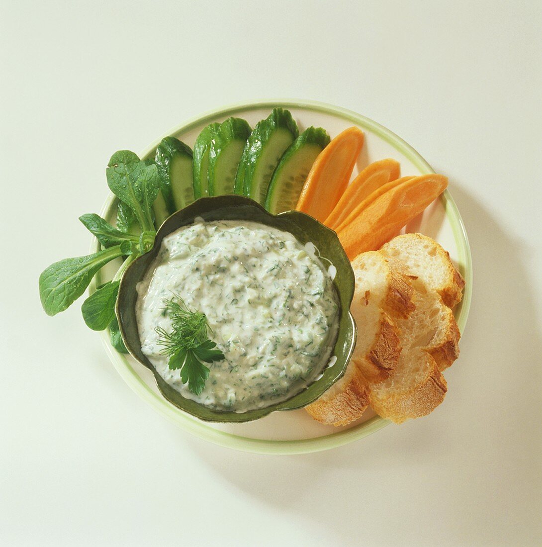 Vegetable slices and a bowl of herb quark for dipping