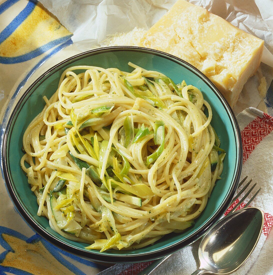 Spaghetti mit Zucchini, Frühlingszwiebeln und Kräutern