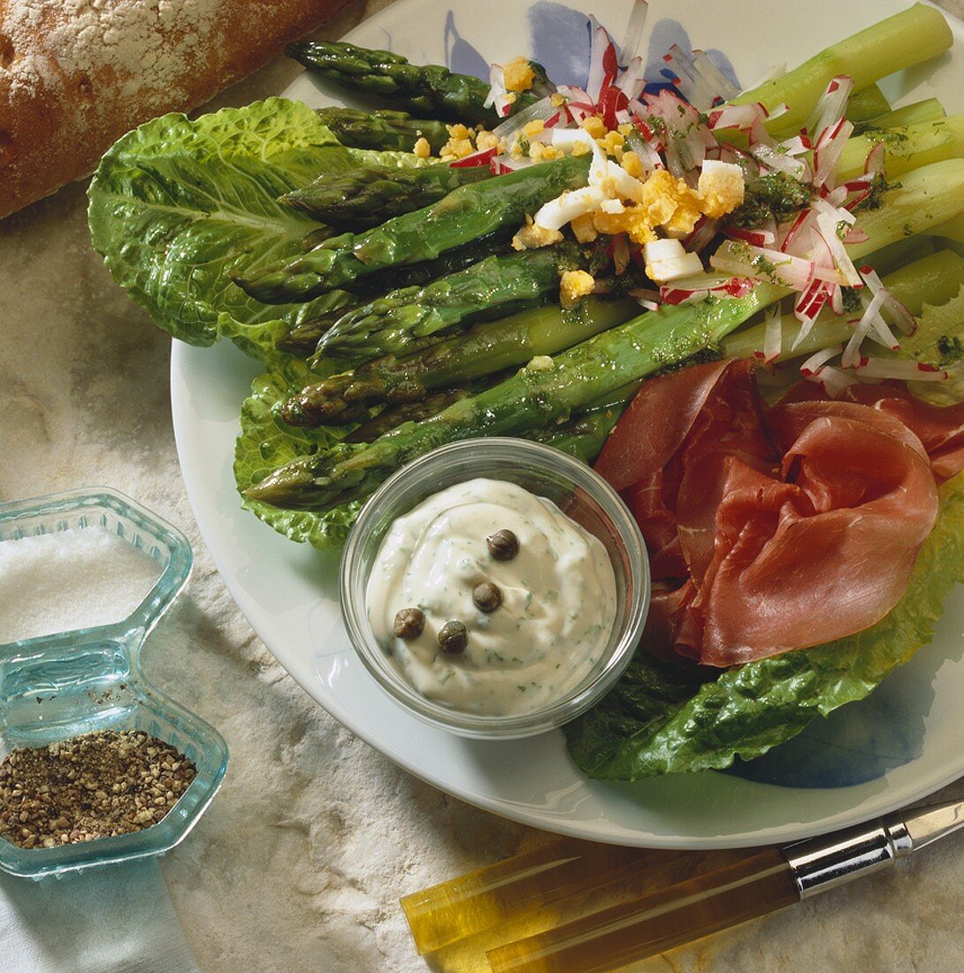 Salat mit grünem Spargel, Bündner Fleisch und Remoulade