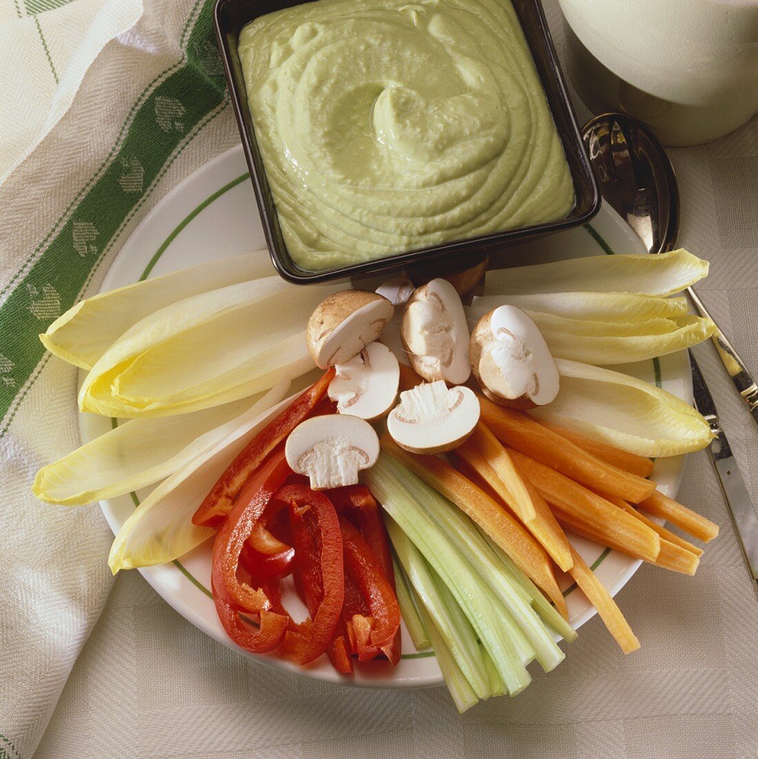 Gemüsestifte mit Avocado-Dip