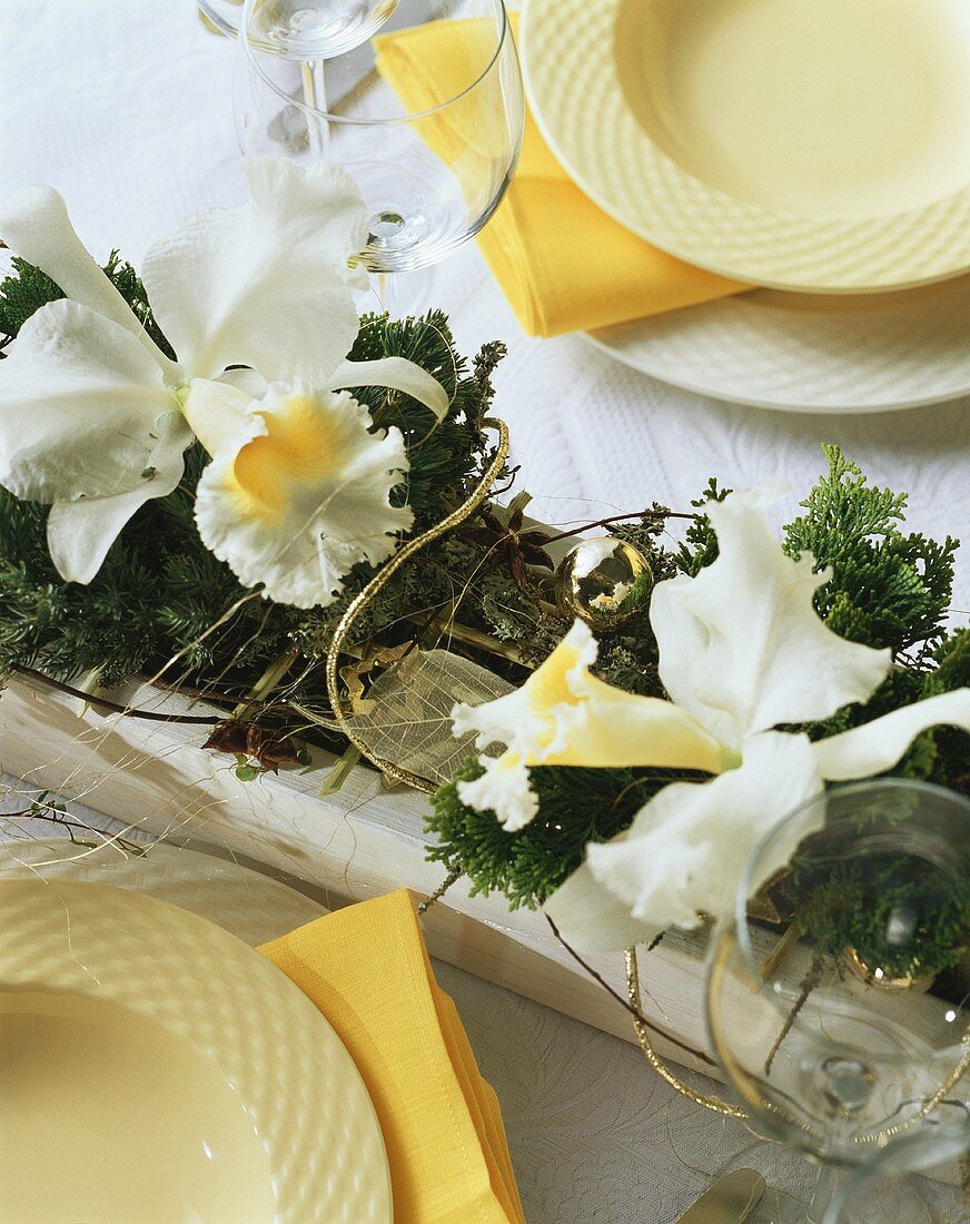 Tafelschmuck mit Orchideenblüten (Cattleya)