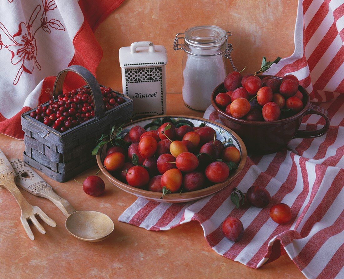 Rote Mirabellen, Preiselbeeren und Zucker