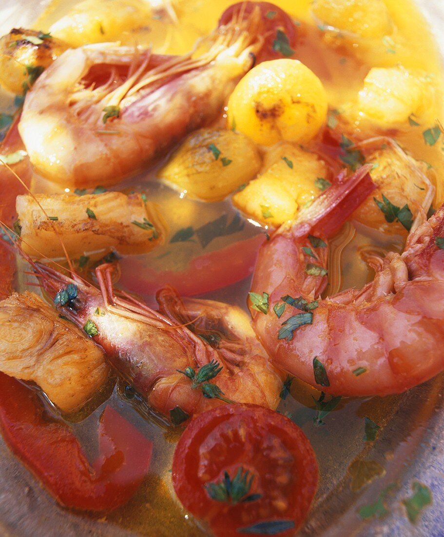 Fischsuppe mit Garnelen, Tomaten und Zwiebeln