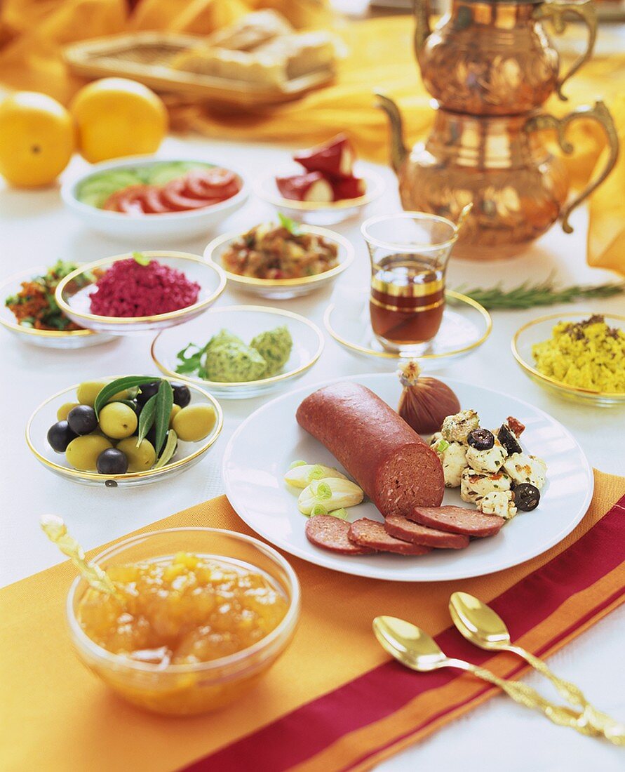 Türkisches Frühstück mit Knoblauchwurst, Feta, Oliven etc.